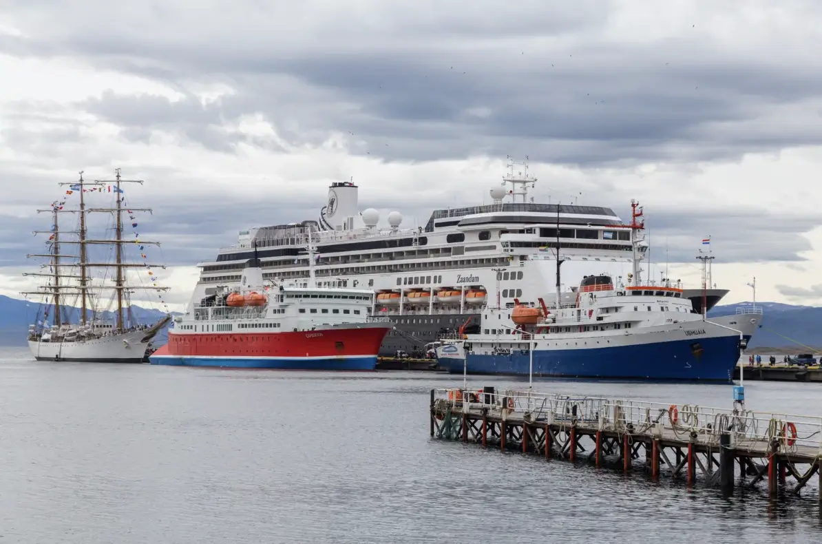 hydraulic pumps and motors, A big and small ship side by side at the coast