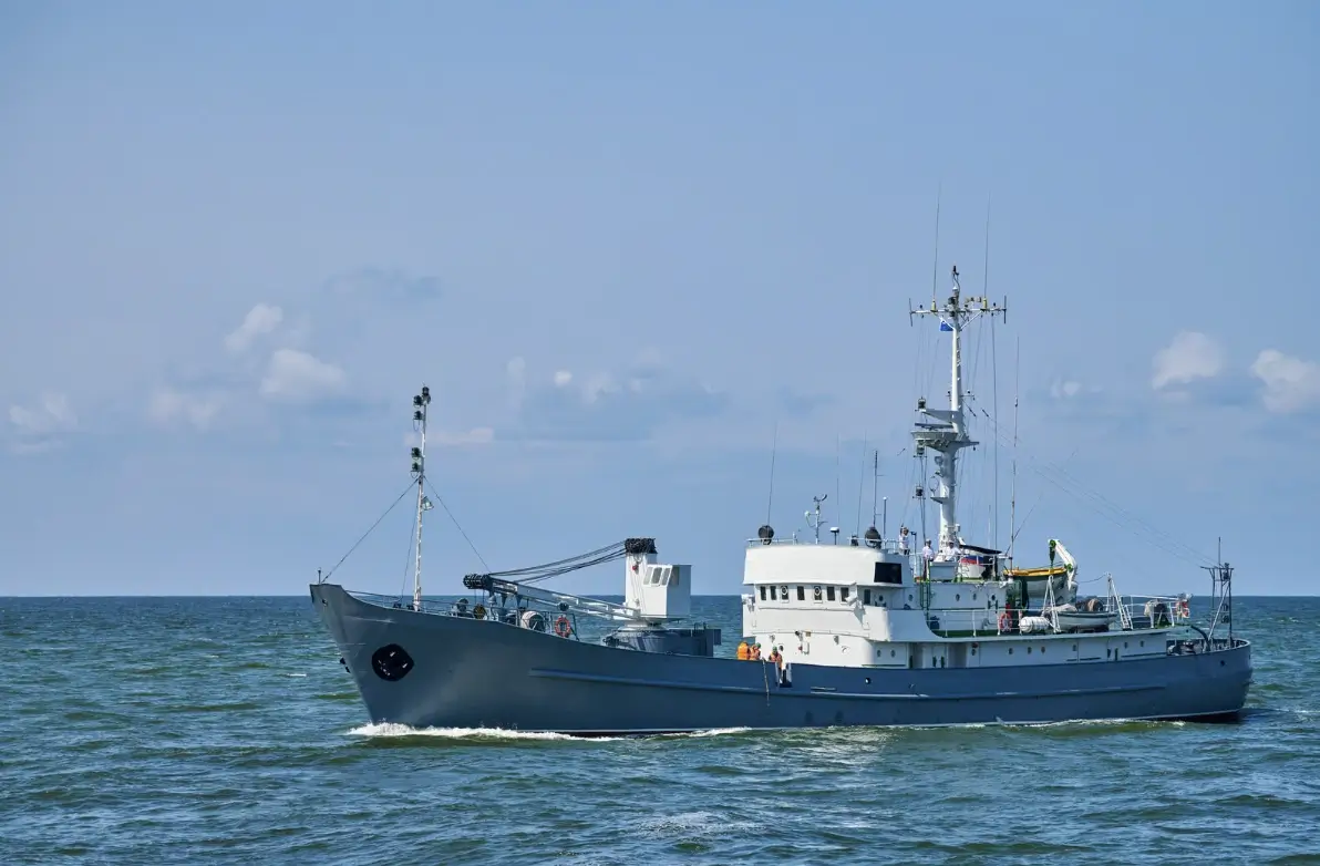 Air Compressor Supplier, Small marine vessel sailing